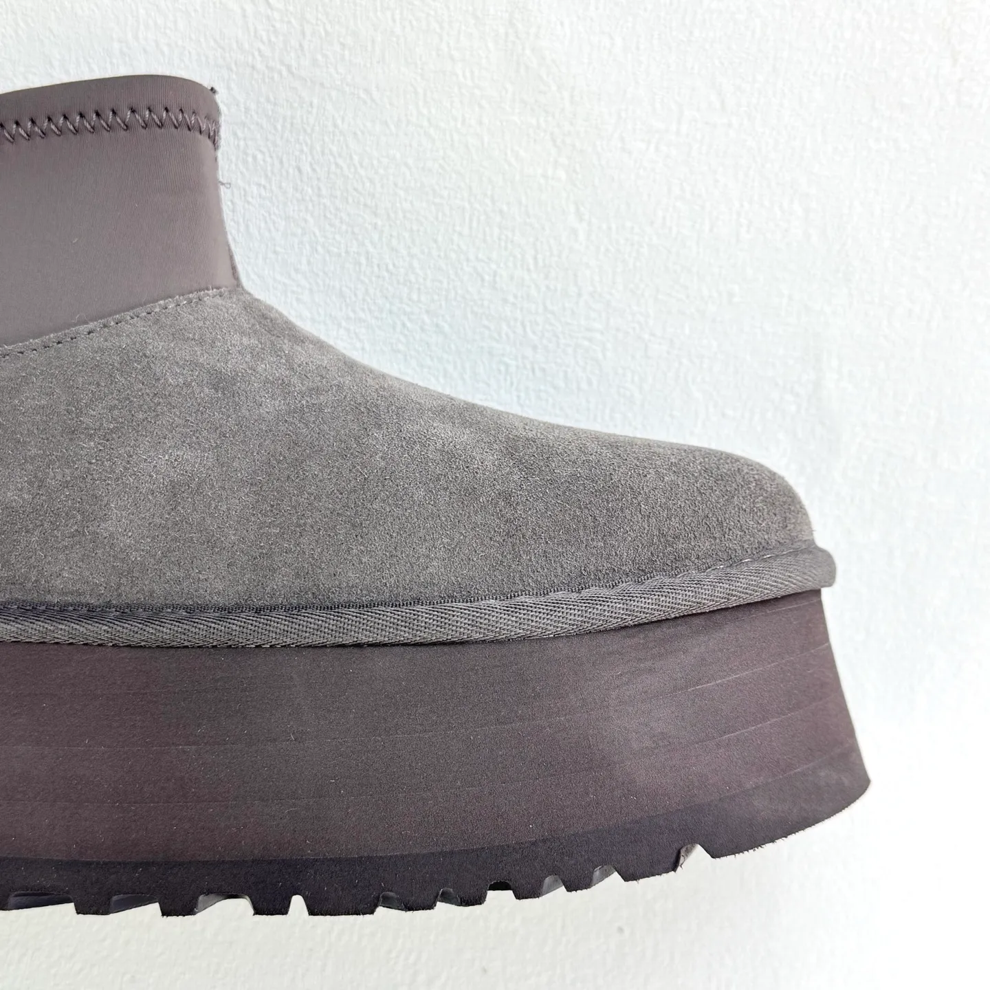 Self-pickup 💰480 Dilireba's same style short boots 2024 latest short elastic boots UGG Dipp boots Mini elastic all-in-one snow boots Short, low, elastic, thick sole 5CM style Upper design Made of high-quality suede, easy to care for, comfortable and fashionable at the same time. The inner material of the shoe is made of wool. It is warm and heat-locking to keep you warm in the winter. Sole design is lightweight and cushioning, making it comfortable to go out on the street. EVA outer disc makes walking easier FD official item number: 1168170 Size: 35 36 37 38 39 40